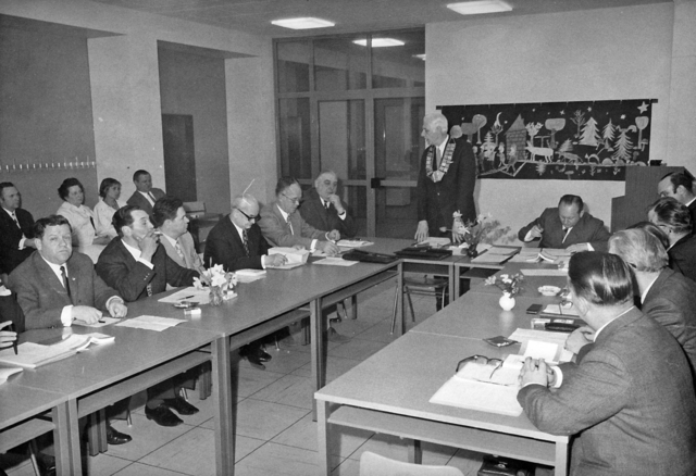 Ratsmitglieder bei der konstituierende Sitzung des Rates der neuen Einheitsgemeinde in 1972