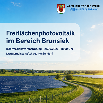 Photovoltaikanlage Brunsiek Weitläufige Photovoltaikanlage auf einer Wiese mit Blick auf Wasser und Vegetation. Im Hintergrund sind Gebäude erkennbar.